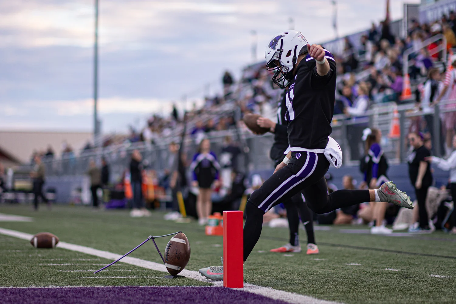 Kicker warming up in pregame